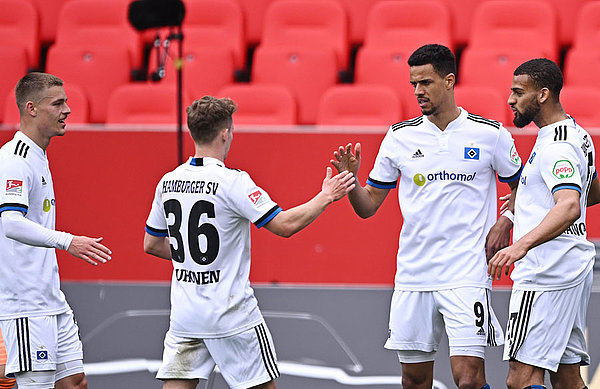 Still sick at the beginning of the week, but back as a goal scorer on Saturday: HSV top scorer Robert Glatzel scored with his head to make it 3-0.