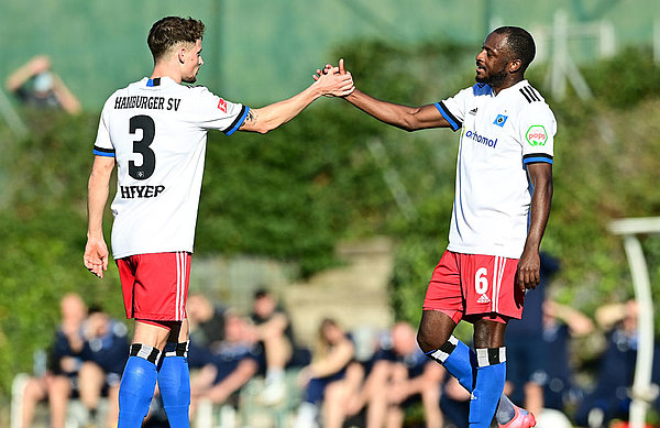 Der Teamgeist - hier demonstriert von Moritz Heyer (l.) und David Kinsombi (r.) - soll in der Rest-Rückrunde zum Faustpfand werden. Kinsombi und Heyer klatschen ab.
