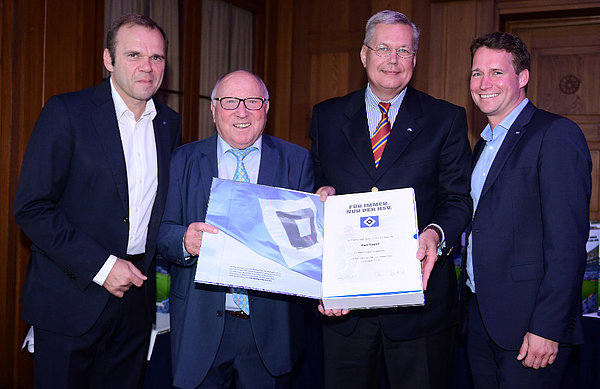Uwe Seeler erhielt die lebenslange HSV-Mitgliedschaft mit der Nummer 1.