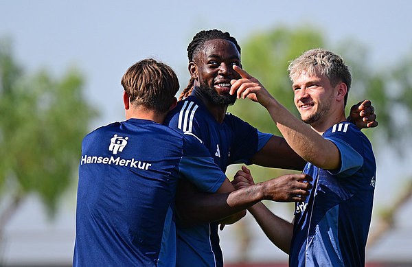Im Trainingslager noch enger zusammengerückt: Das HSV-Team um Otto Stange, Neuzugang Jordan Torunarigha und Noah Katterbach (v.l.). Im Trainingslager noch enger zusammengerückt: Das HSV-Team um Otto Stange, Neuzugang Jordan Torunarigha und Noah Katterbach (v.l.).