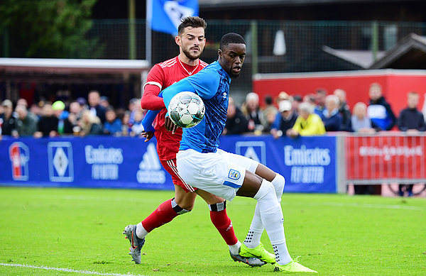 Huddersfield Towns Rechtsaußen Adama Diakhaby im Zweikampf mit Tim Leibold.