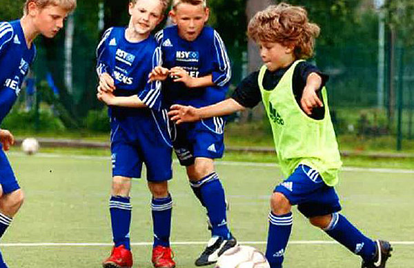 Nachwuchstalent Mats Köhlert, hier im gelben Leibchen, war 2006 selbst Teilnehmer der HSV-Fußballschule und schaffte den Sprung sowohl in den U19 Kader des HSV, als auch in die deutsche U-Nationalmannschaft. Nachwuchstalent Mats Köhlert, hier im gelben Leibchen, war 2006 selbst Teilnehmer der HSV-Fußballschule.