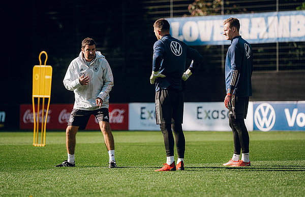 Kurzfristig mischte der HSV-Keeper im DFB-Training mit und unterstützte "Die Mannschaft" bei ihrer Vorbereitung auf das Spiel gegen Nordmazedonien am kommenden Montag.