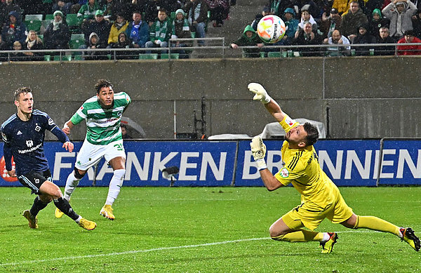 Stark: Daniel Heuer Fernandes bewahrte den HSV in mehreren Szenen gegen Fürths Armindo Sieb vor einem weiteren Gegentreffer.