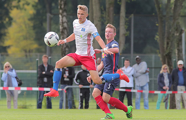 Fiete Arp reist mit der U17 nach Dresden. Fiete Arp nimmt den Ball geschickt an.