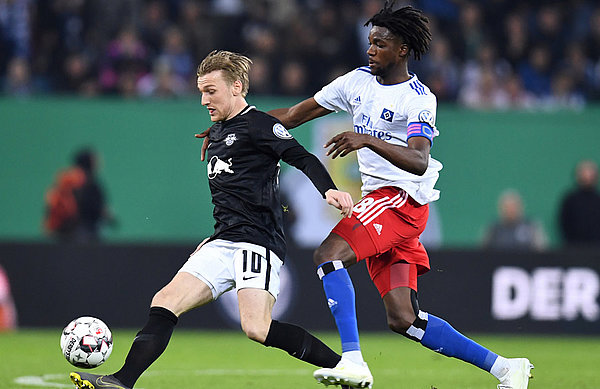 Im zweiten Durchgang waren die Sachsen - hier in Person von Doppeltorschütze Emil Forsberg - meistens einen Schritt eher am Ball als die Rothosen. Forsberg setzt sich gegen Gideon Jung durch.