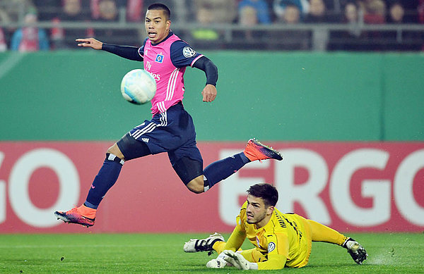 Das frühe 1:0 und damit der Grundstein für den Sieg: Bobby Wood enteilt der HFC-Abwehr und lupft den Ball über den keeper hinweg ins lange Eck.