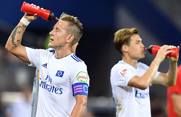 Lewis Holtby und Gotoku Sakai am Spielfeldrand.