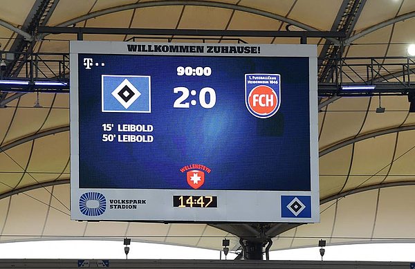 Zum Einrahmen: Tim Leibold erzielte seinen ersten Doppelpack in seinen bisherigen 157 Spielen in der 1. und 2. Bundesliga. Das Ergebnis einer starken Mannschaftsleistung. Die Anzeigentafel im Volksparkstadion zeigt zwei Tore von Tim Leibold.