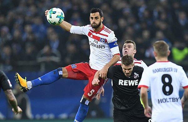 Im Januar 2018 duellierte sich Mergim Mavraj noch im HSV-Trikot mit dem damaligen Kölner Simon Terodde. Am Sonnabend trägt Terodde die Raute auf der Brust und der Albaner das SpVgg-Jersey. Mergim Mavraj im Duell mit Simon Terodde.