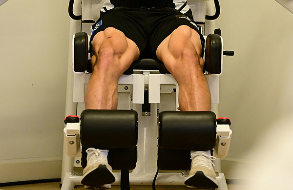Neben Gesundheits- und Ausdauertests standen im UKE Athleticum auch Krafttests auf dem Programm. Wer hier wohl gerade die Muskeln spielen lässt? Erraten? Richtig, es ist Miro Muheim. Neben Gesundheits- und Ausdauertests standen im UKE Athleticum auch Krafttests auf dem Programm. Wer hier wohl gerade die Muskeln spielen lässt? Erraten? Richtig, es ist Miro Muheim.