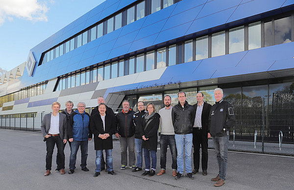 Die Vertreter aller fünf Partnerschulen mit den HSV-Verantwortlichen vor dem Campus. 