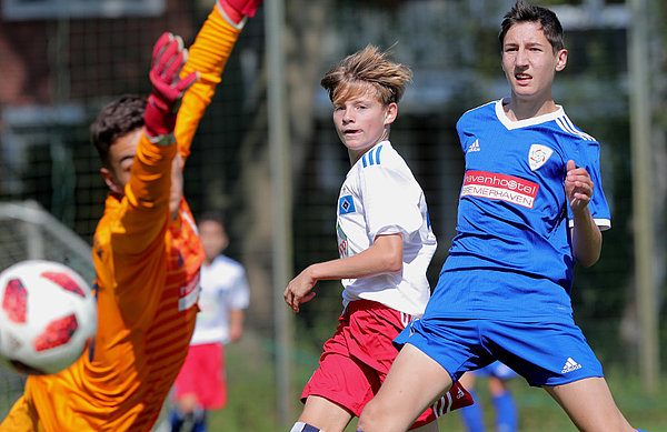 Zunge raus, Ball rein: U15-Kicker Lenny Kufrin (M.) guckt seinen Ball gegen den JFV Bremerhaven ins Tor. Zunge raus, Ball rein: U15-Kicker Lenny Kufrin (M.) guckt seinen Ball gegen den JFV Bremerhaven ins Tor.