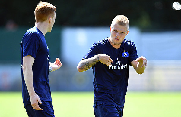 David Bates und Rick van Drongelen treten beide mit ihren U21-Nationalmannschaften in der Qualifikation um die Europameisterschaft 2019 in Italien an. Rick van Drongelen und David Bates auf dem Trainingsplatz.