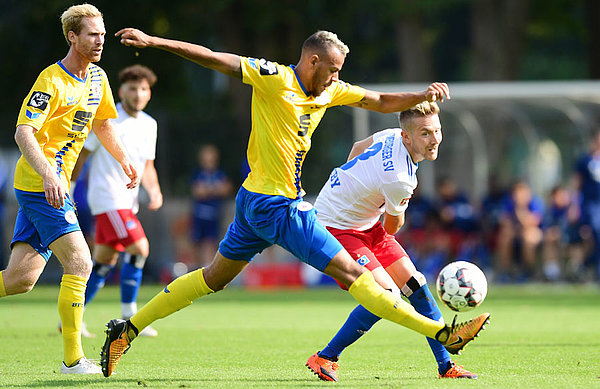 Holtby spielt einen Pass unter Bedrängnis eines Braunschweigers.