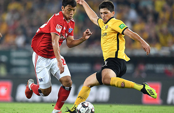 Neuzugang Hee-chan Hwang kam zur Halbzeitpause und sorgte für frische Offensiv-Akzente im Hamburger Spiel - und ganz nebenbei mit seinem ersten Tor im HSV-Dress auch für den Siegtreffer. Neuzugang Hee-chan Hwang kam zur Halbzeitpause und sorgte für frische Offensiv-Akzente im Hamburger Spiel - und ganz nebenbei mit seinem ersten Tor im HSV-Dress auch für den Siegtreffer.