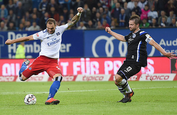 Die Vorentscheidung: Pierre-Michel Lasogga dreht sich nach Vorarbeit von Aaron Hunt im Strafraum auf engstem Raum und haut den Ball wuchtig zum 2:0 ins Netz. Die Vorentscheidung: Pierre-Michel Lasogga dreht sich nach Vorarbeit von Aaron Hunt im Strafraum auf engstem Raum und haut den Ball wuchtig zum 2:0 ins Netz.