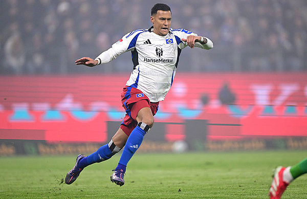 Davie Selke agierte in seiner Rolle des Mittelstürmers auch als erster Verteidiger der Rothosen, so wie hier als Verfolger von Köln-Keeper Schwäbe. Davie Selke agierte in seiner Rolle des Mittelstürmers auch als erster Verteidiger der Rothosen, so wie hier als Verfolger von Köln-Keeper Schwäbe.