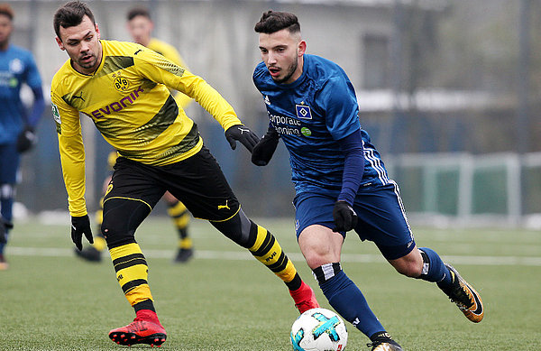 Arianit Ferati ist erst seit kurzem wieder beim HSV, gibt aber von Anfang an alles. Arianit Ferati fokussiert den Ball im Laufduell mit dem Dortmunder Gegenspieler.