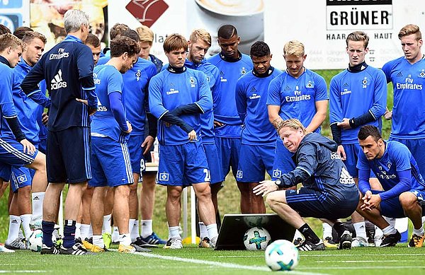 Markus Gisdol versammelt seine Mannschaft im Training um eine Taktiktafel. 