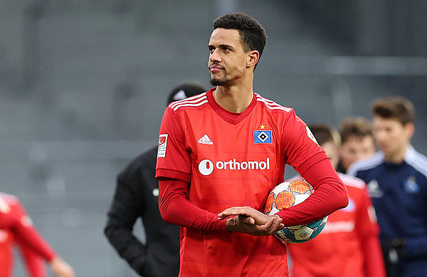Glücklich und stolz: Robert Glatzel sichert sich nach den vier Toren den Spielball. Glücklich und stolz: Robert Glatzel sichert sich nach den vier Toren den Spielball.