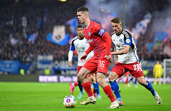 Vor toller Kulisse im ausverkauften Volksparkstadion lieferten sich der HSV und Holstein ein enges und umkämpftes Duell im Topspiel des 30. Spieltags.