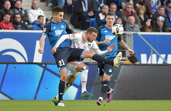 Nicolai Müller im Zweikampf.