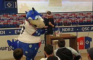 Dino Hermann gab bei der anschließenden Verlosung die Losfee und verteilte die Preise unter den Kids. Dino Hermann gab bei der anschließenden Verlosung die Losfee und verteilte die Preise unter den Kids.