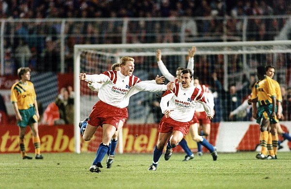 Ein gern gesehenes Bild im Volksparkstadion: Jörg Albertz jubelt nach einem sehenswerten Treffer gegen Bayern München. Jörg Albertz jubelt einen Treffer.