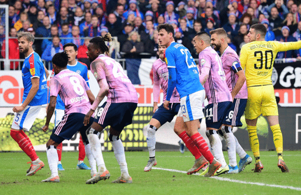 Timo Letschert erzielt das späte 1:1 in Kiel.