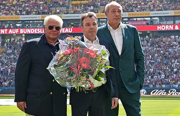Am 7. Mai verabschiedeten Eintrachts Aufsichtsratsvorsitzender Wolfgang Steubing (li.) und Präsident Peter Fischer (re.) Heribnert Bruchhagen in der Commerzbank Arena. Heribert Bruchhagen wird in der Commerzbank Arena von Aufsichtsratsvorsitzenden Wolfgang Steubing und Präsident Peter Fischer verabschiedet.