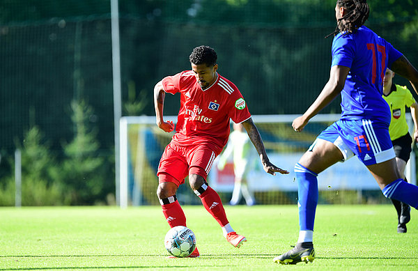 Jeremy Dudziak fühjrt den Ball im Spiel gegen Olypiakos Piräus. 