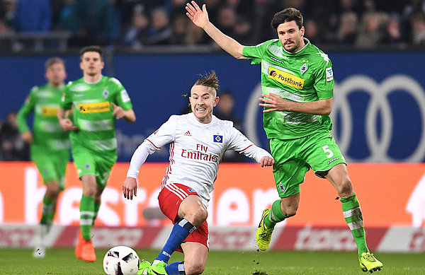 Lewis Holtby fights hard against Gladbach.