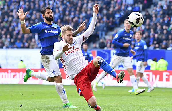 Aaron Hunt grätscht im Spiel gegen Darmstadt. 