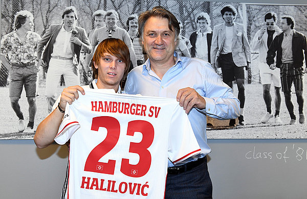 Alen Halilovic und Dietmar Beiersdorfer präsentieren das Trikot mit der 23.