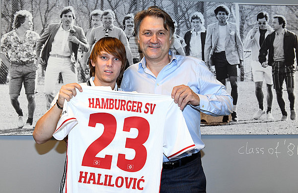 "Ich weiß, dass diese Rückennummer eine besondere Bedeutung in Hamburg hat", sagt Halilovic. Beiersdorfer freut sich auf den neuen 23er! Alen Halilovic und Dietmar Beiersdorfer präsentieren das Trikot mit der 23.