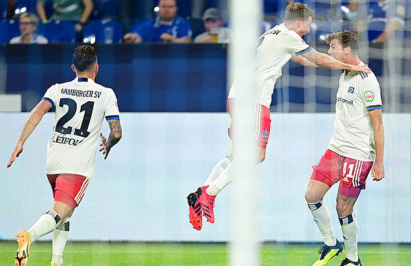 Beim letzten Duell auf Schalke traf Heyer nach Vorlage seines Kumpels Maximilian Rohr (re.) zum vielumjubelten 2:1.