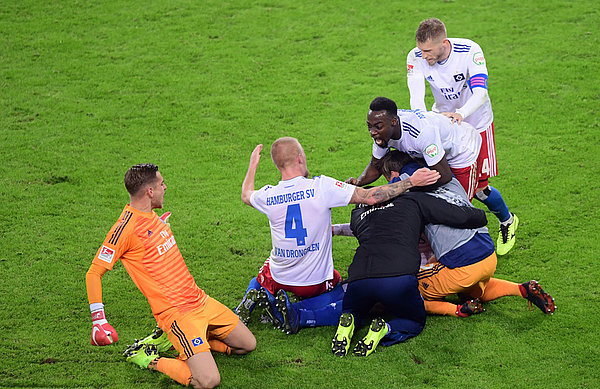 Khaled Narey praises the togetherness within the HSV team, which isn’t just visible from the celebrations on the pitch.