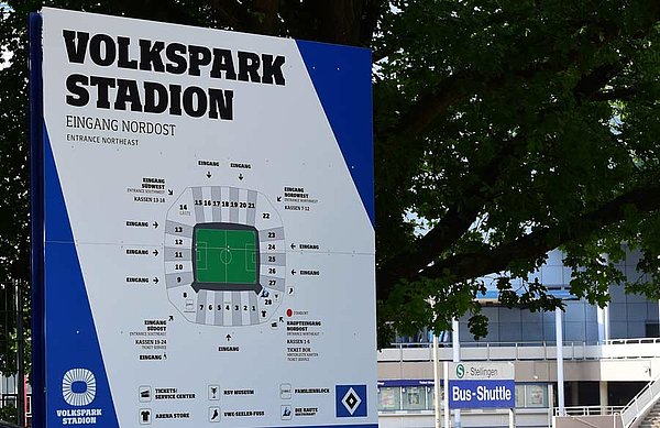 Links geht es zum Volksparkstadion, rechts im Hintergrund liegt schon die Barclaycard Arena. Für beide direkt nebeneinander liegenden Veranstaltungsstätten soll es nun eine bessere Anbindung geben. Links das Volksparkstadion, rechts im Hintergrund liegt schon die Barclaycard Arena.
