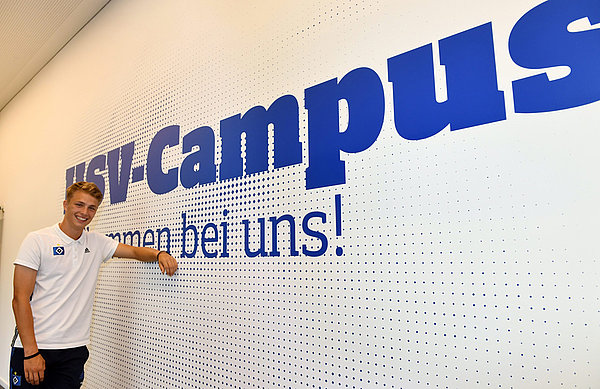 Neues Zuhause für Fiete Arp und Co.: Künftig werden 16 Talente in der Alexander-Otto-Akademie wohnen. Fiete Arp posiert im Inneren des HSV-Campus.