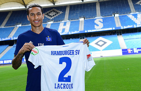 Leo Lacroix steht im Stadion mit einem HSV-Trikot mit der Rückennummer 2.