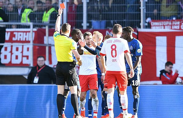 Orel Mangala sieht die Gelb-Rote Karte.
