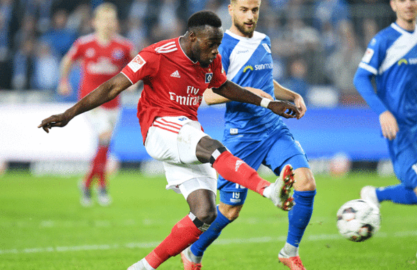 In der 77. Minute hatte Khaled Narey dann die richtige Präzision im Fuß und erzielte in dieser Szene das Tor des Tages zum 1:0-Erfolg des HSV. In der 77. Minute hatte Khaled Narey dann die richtige Präzision im Fuß und erzielte in dieser Szene das Tor des Tages zum 1:0-Erfolg des HSV.