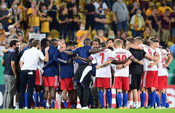 Daniel Thioune machte seinem Team direkt nach dem Pokal-Aus Im Kreis eine Ansage und arbeitete auch in den folgenden Tagen das Spiel auf, so dass jetzt der Blick frei ist in nur eine Richtung: nach vorn. Daniel Thioune machte seinem Team direkt nach dem Pokal-Aus Im Kreis eine Ansage und arbeitete auch in den folgenden Tagen das Spiel auf, so dass jetzt der Blick frei ist in nur eine Richtung: nach vorn.