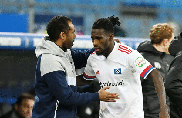 Gut gemacht! HSV-Coach Daniel Thioune klatscht seinen Doppelpacker Bakery Jatta ab.