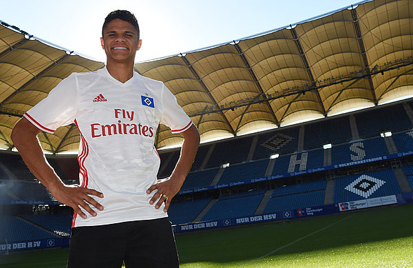 Douglas Santos steht im Volksparkstadion.