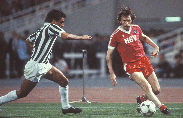 Sein größter Erfolg: Jürgen Groh gehörte zur Mannschaft die Juventus Turin im Europapokalfinale mit 1:0 bezwang. Jürgen Groh im Zweikampf mit einem Spieler von Juventus Turin im Landesmeisterfinale 1983.