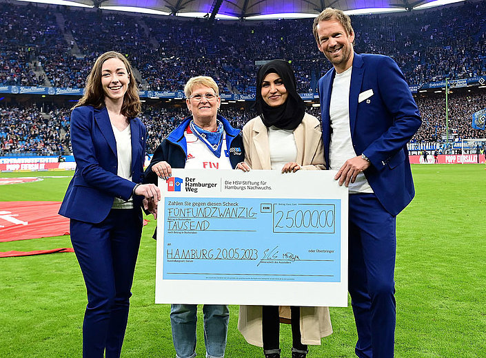 Scheckübergabe 1-Euro-Ticketspende