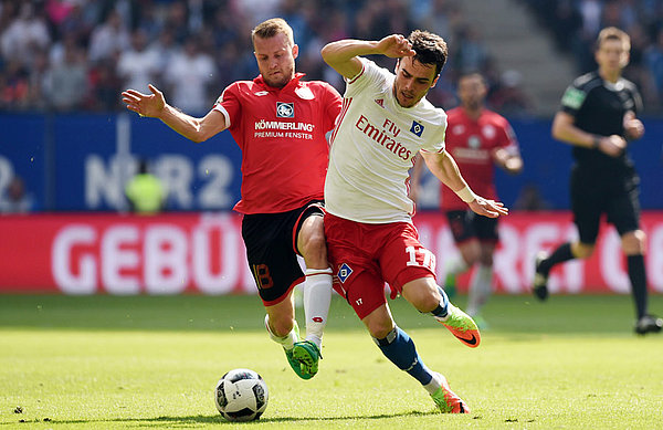 Filip Kostic im Zweikampf mit einem Mainzer Spieler.