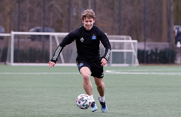 Drei Monate lang musste Anssi Suhonen fußballerisch komplett aussetzen, nun trainiert er wieder mit dem Ball am Fuß. Nächstes Ziel: Das Mannschaftstraining. Drei Monate lang musste Anssi Suhonen fußballerisch komplett aussetzen, nun trainiert er wieder mit dem Ball am Fuß. Nächstes Ziel: Das Mannschaftstraining.